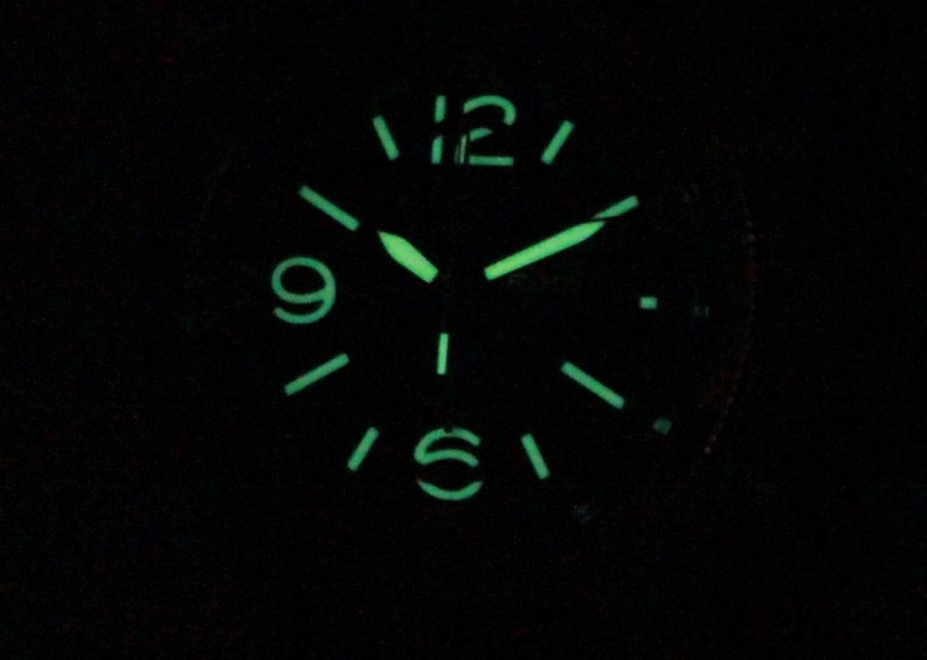 Kim đồng hồ và cọc số được phủ phản quang giúp xem giờ trong bóng tối