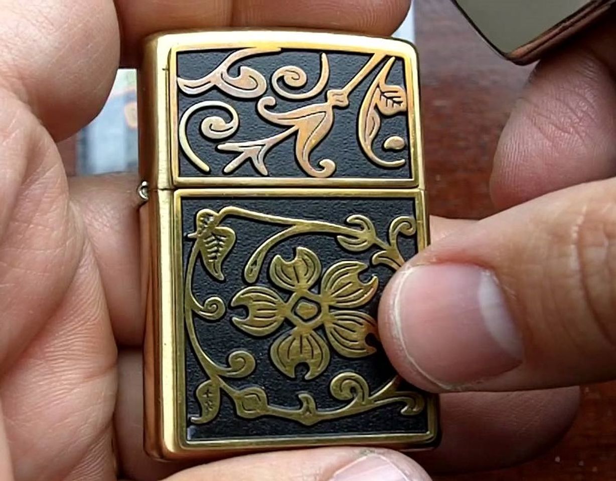 Bật lửa Zippo 20903 Gold Floral Plush Emblem Brushed Brass