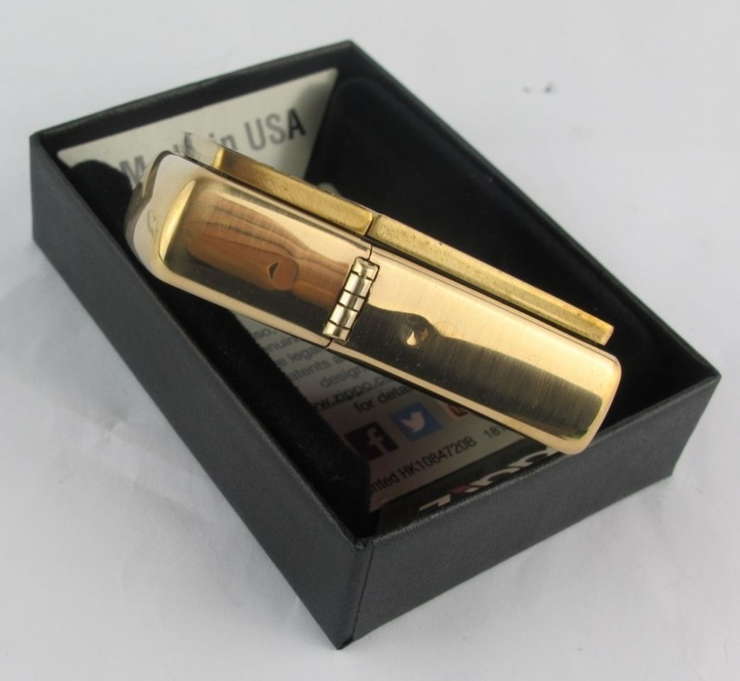 Bật lửa Zippo 20903 Gold Floral Plush Emblem Brushed Brass chính hãng