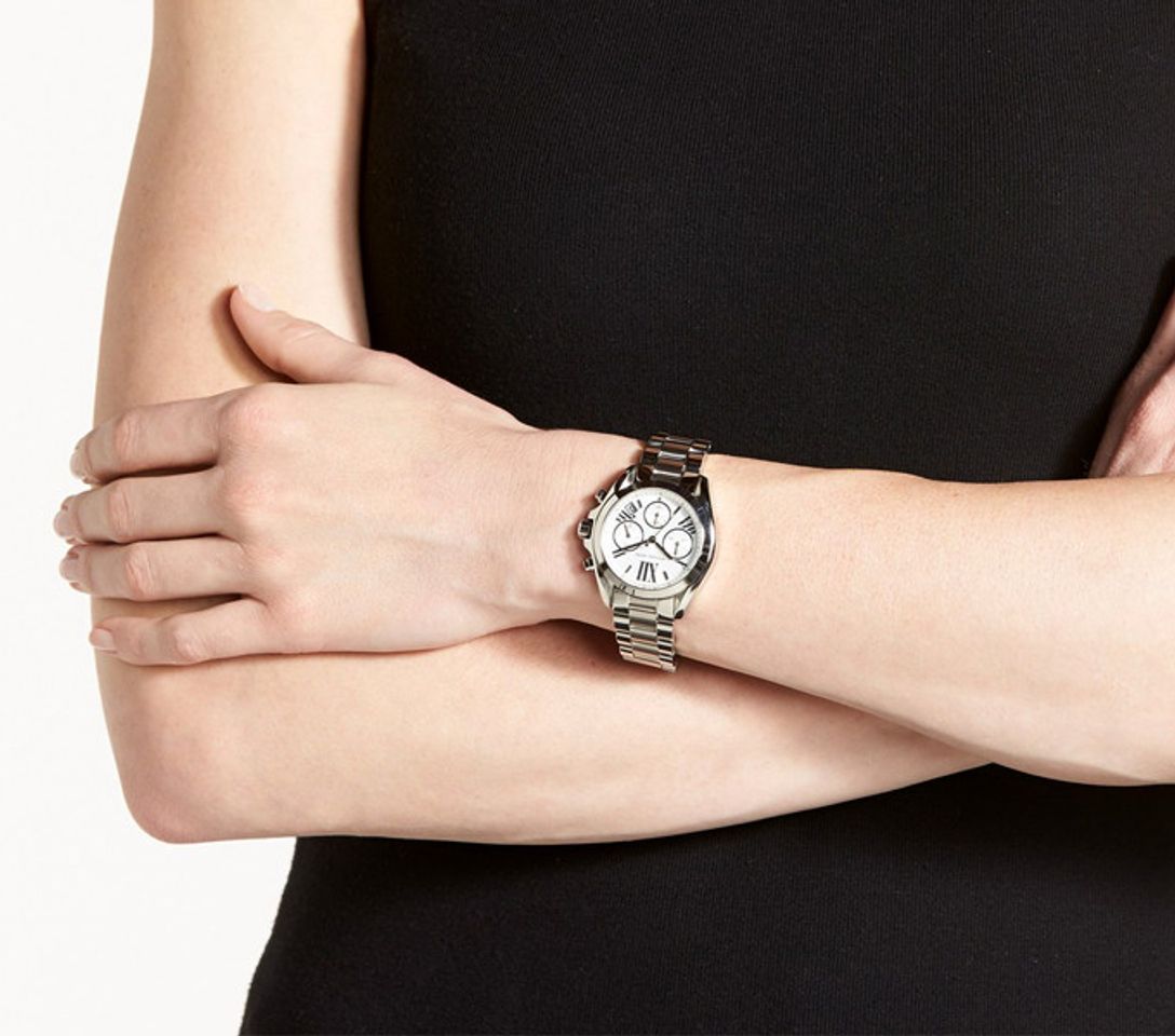 Chiếc đồng hồ Michael Kors nữ MK6174 trên tay sang trọng