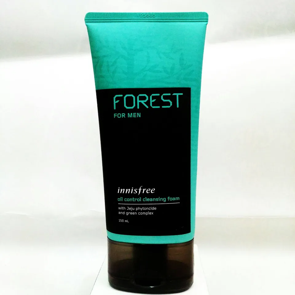 Innisfree Forest For Men Oil Control Cleansing Foam là sữa rửa mặt cho nam, chiết xuất từ cây thông, cây tuyết tùng – loại cây được trồng lâu năm trên đảo jeju