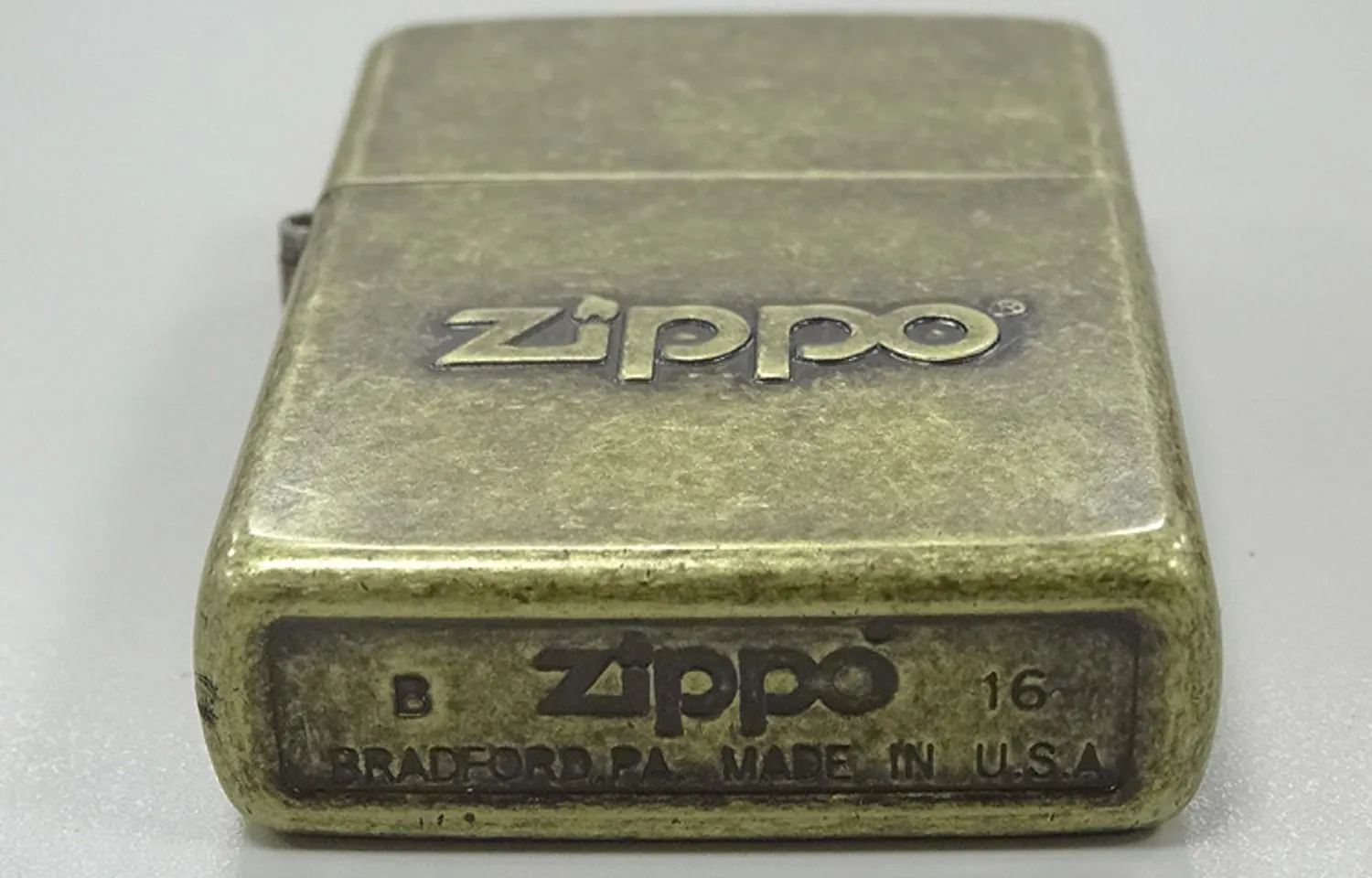 Mọi chi tiết bật lửa Zippo 28994 đều được thiết kế theo phong cách cổ xưa