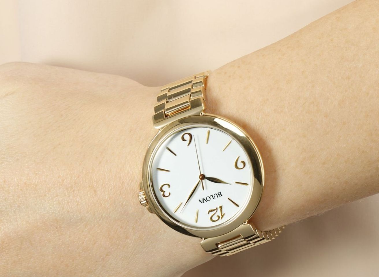 Chiếc đồng hồ Bulova nữ 97L139 trên tay trẻ trung, thanh lịch