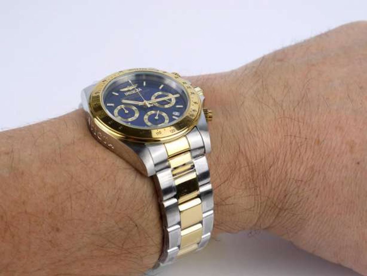 Chiếc đồng hồ Invicta nam trên tay nam tính, mạnh mẽ