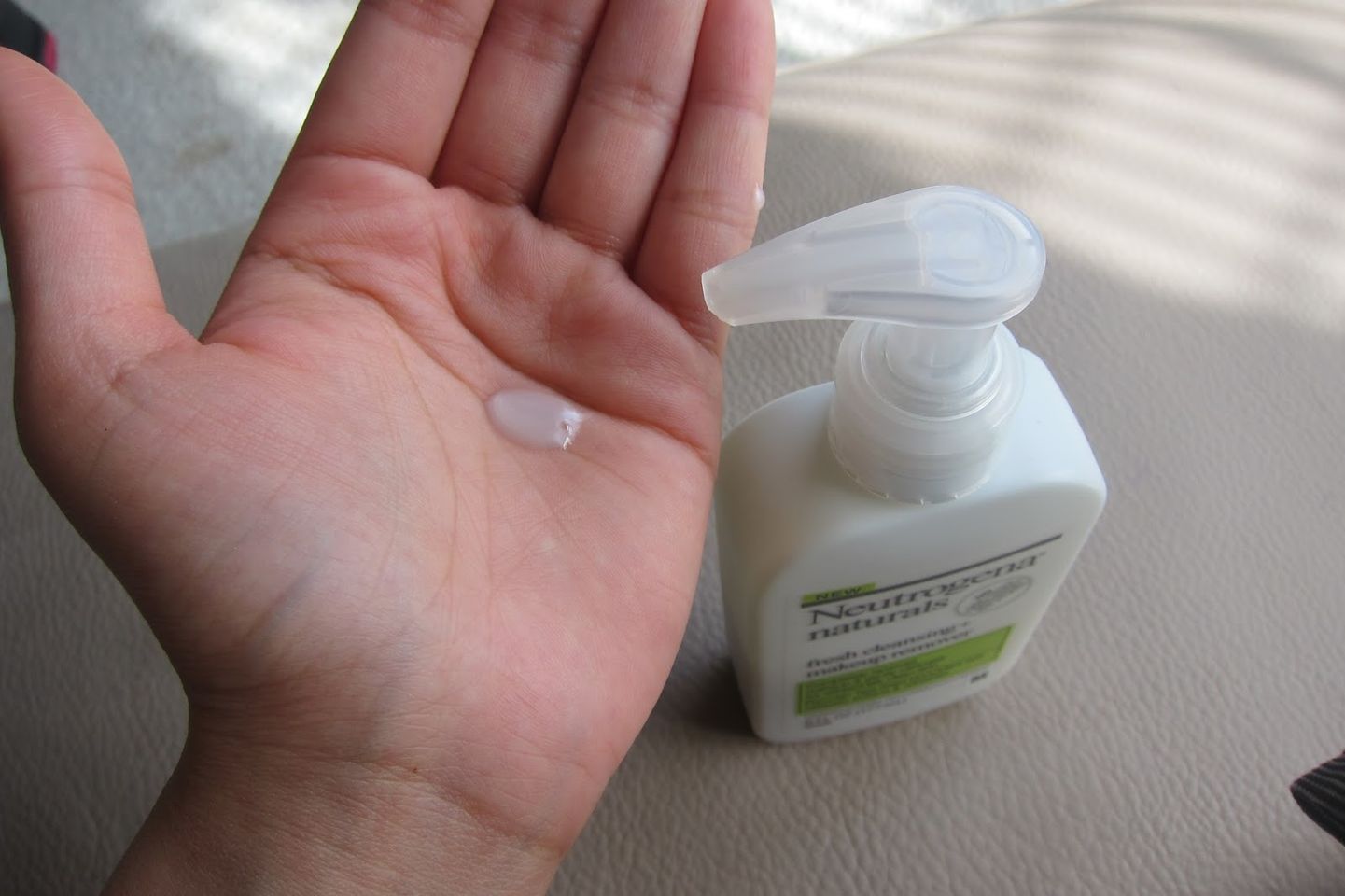 Sữa rửa mặt tẩy trang Neutrogena Naturals 2 trong 1 vừa tẩy trang vừa rửa mặt làm sạch da
