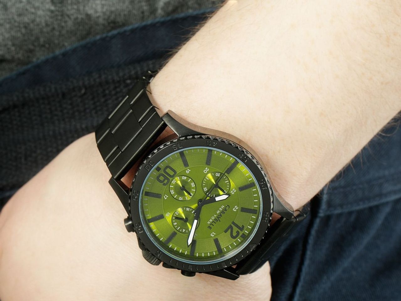 Chiếc đồng hồ Caravelle New York trên tay khỏe khoắn cực chất