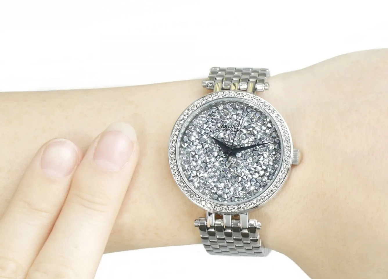 Chiếc đồng hồ Caravelle New York nữ trên tay mang sức hút khó cưỡng