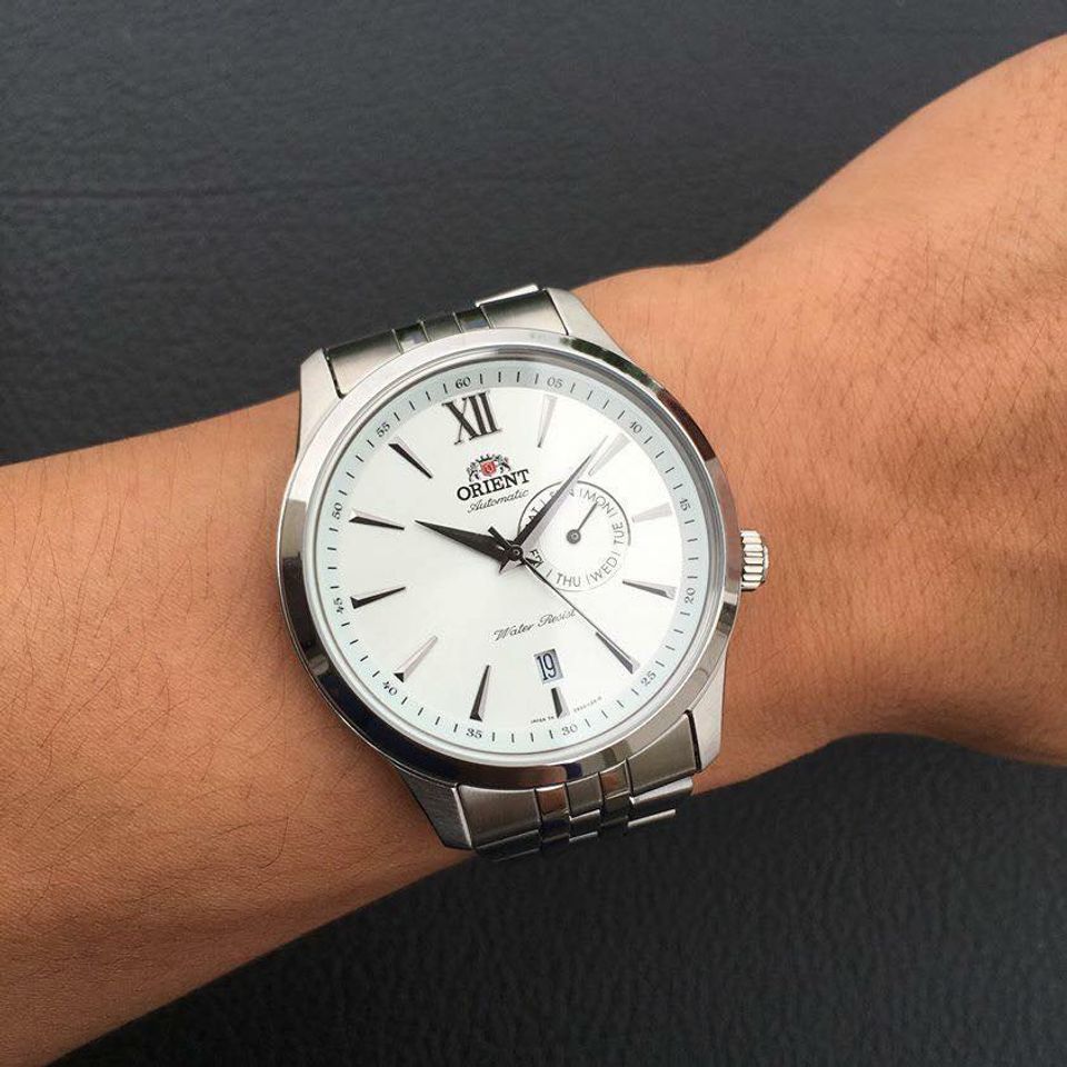 Chiếc đồng hồ Orient nam FES00003W0 trên tay nam tính, khỏe khoắn và không kém phần sang trọng