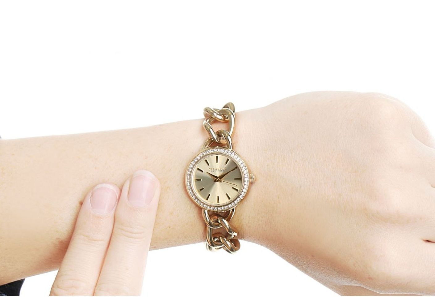 Chiếc đồng hồ Caravelle New York nữ 44L152 như một chiếc lắc tay xinh xắn, tinh xảo
