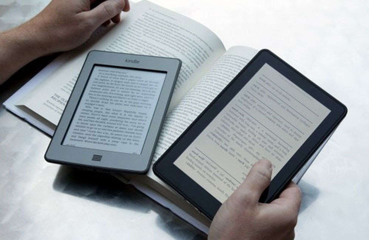 M&aacute;y đọc s&aacute;ch điện tử được thiết kế như một cuốn s&aacute;ch giấy nhỏ gọn