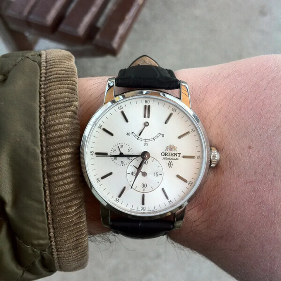 Cận cảnh chiếc đồng hồ Orient SEZ09006W0