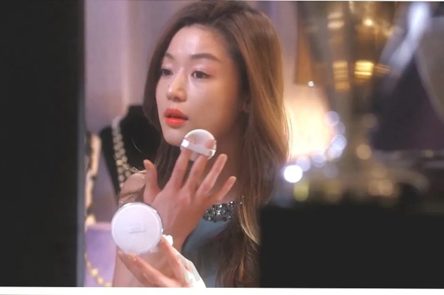 "Minh tinh trái đất" Jeon Ji Hyun ưa thích sử dụng phấn nước IOPE Air Cushion XP