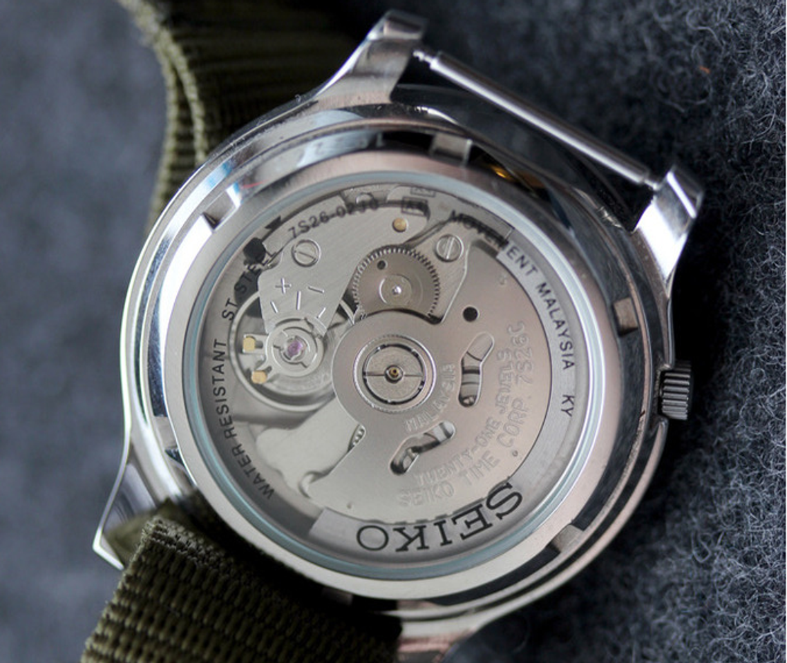 Đồng hồ Seiko ch&iacute;nh h&atilde;ng được in đầy đủ th&ocirc;ng số mặt sau đồng hồ