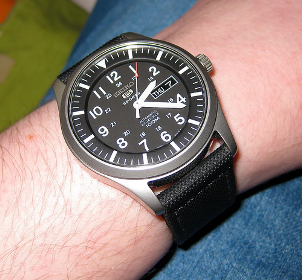 Đồng hồ Seiko 5 sports SNZG15 dây dù mạnh mẽ, màu đen huyền bí 