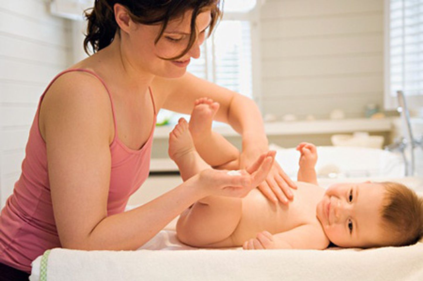 Sử dụng tinh dầu kết hợp động tác massage nhẹ nhàng còn giúp bé lưu thông máu