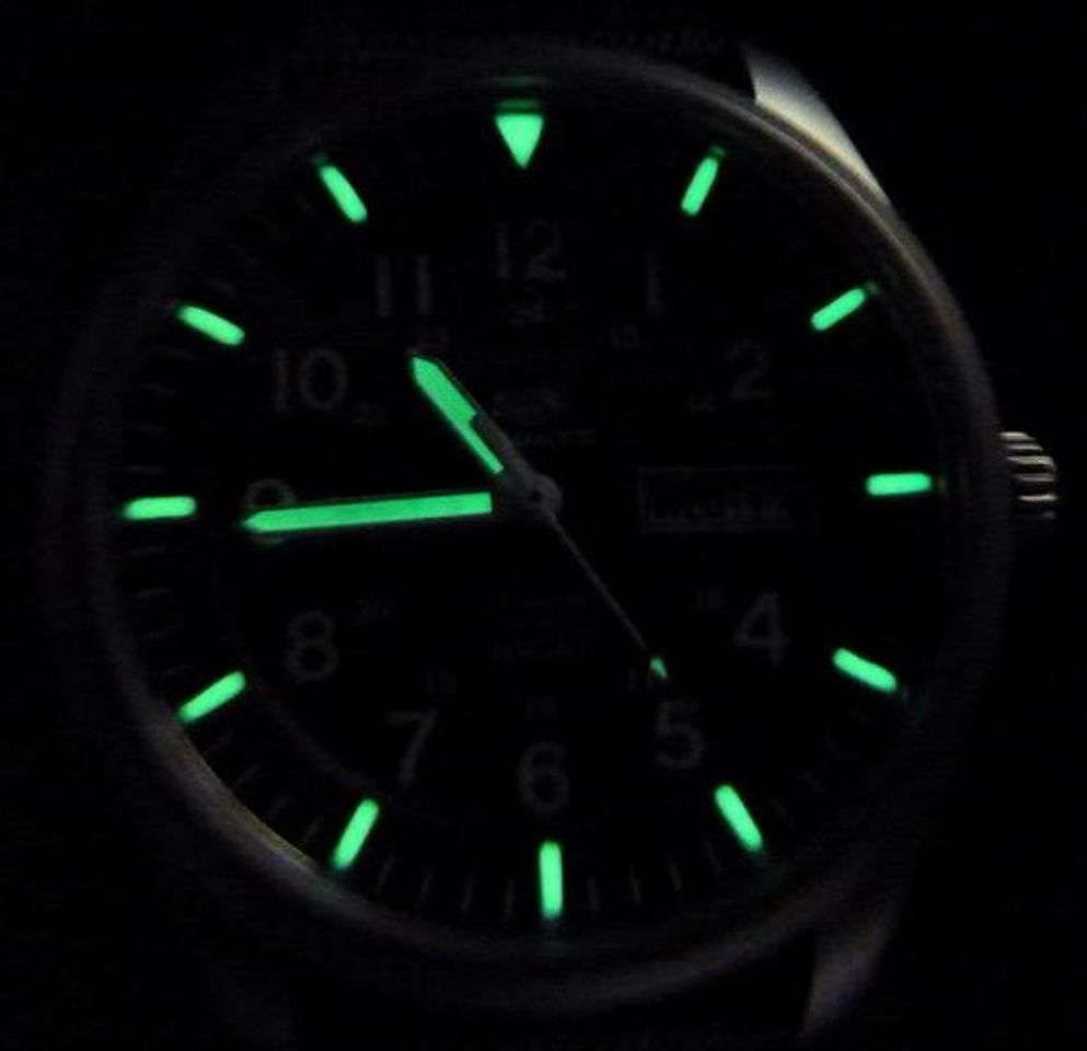 Đồng hồ Seiko 5 SNZG07J1 phản quang mạnh mẽ