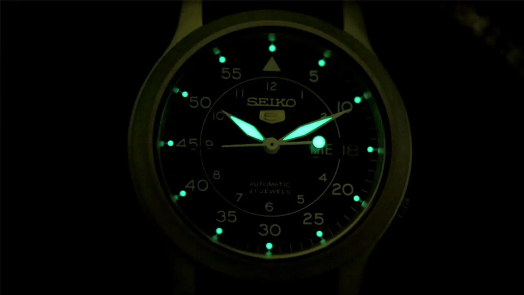 đồng hồ Seiko 5 SNK809 chính hãng Phát quang rất tốt trong bóng tối