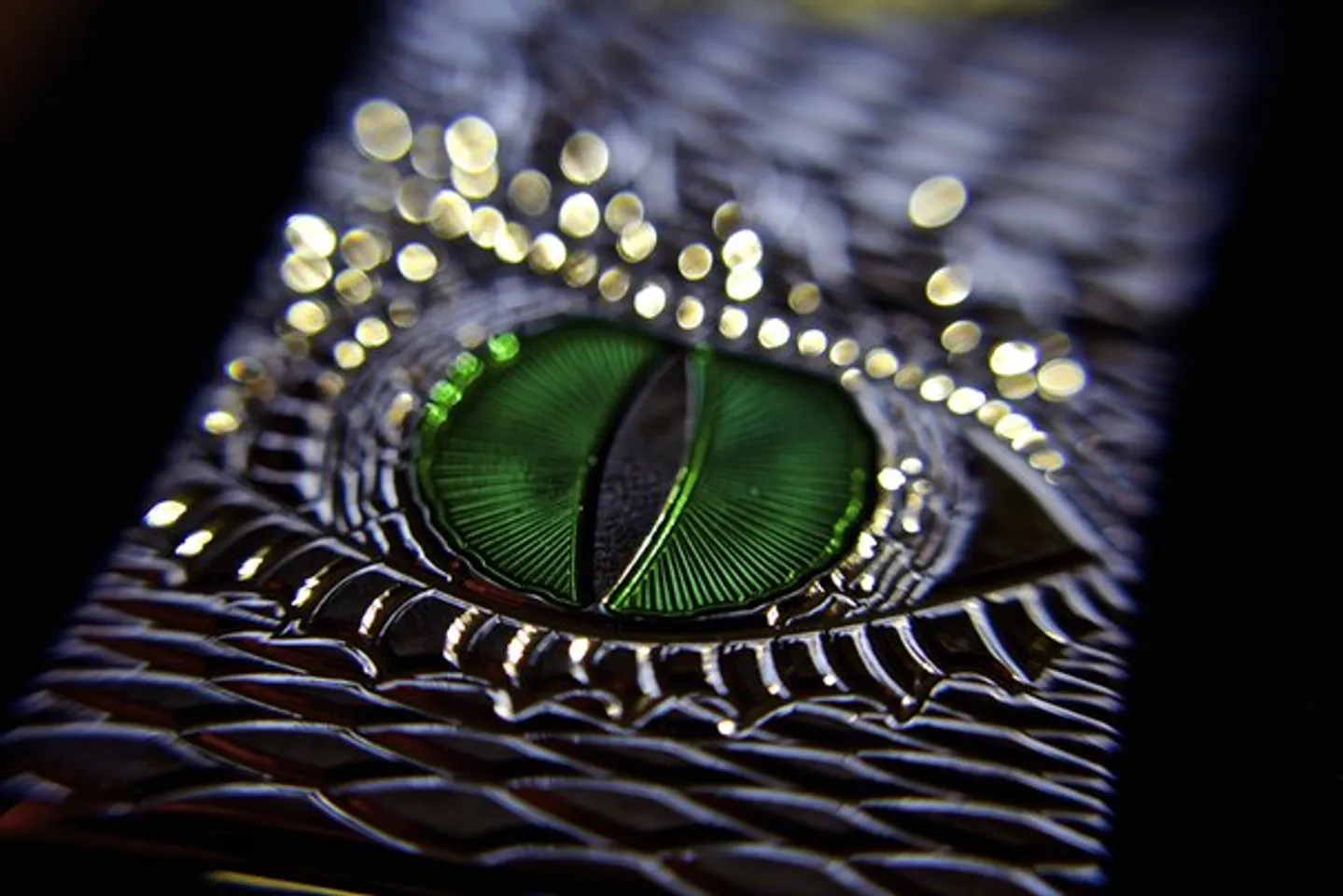 Vỏ của Zippo 28807 được đính ngọc lục bảo tượng trưng cho mắt rồng với màu xanh huyền bí