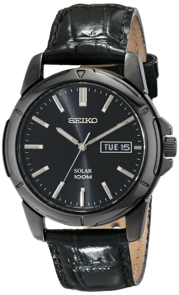 Đồng hồ nam Seiko Solar SNE097 thiết kế mặt số cổ điển hiển thị số rõ ràng, gờ bezel được mài bóng làm bằng thép không gỉ chống va đập.
