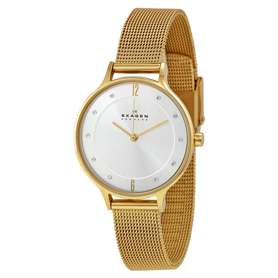 Mặt số của chiếc đồng hồ nữ Skagen này khá đơn giản với tông màu trắng, các kim đồng hồ thanh mảnh mạ vàng nổi bật