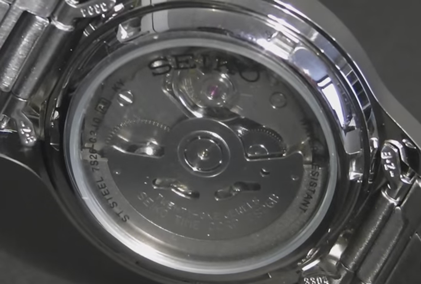 Đồng hồ Seiko SNK809K1 có thiết kế lộ caseback giúp người dùng dễ dàng quan sát hoạt động phức tạp bên trong cỗ máy