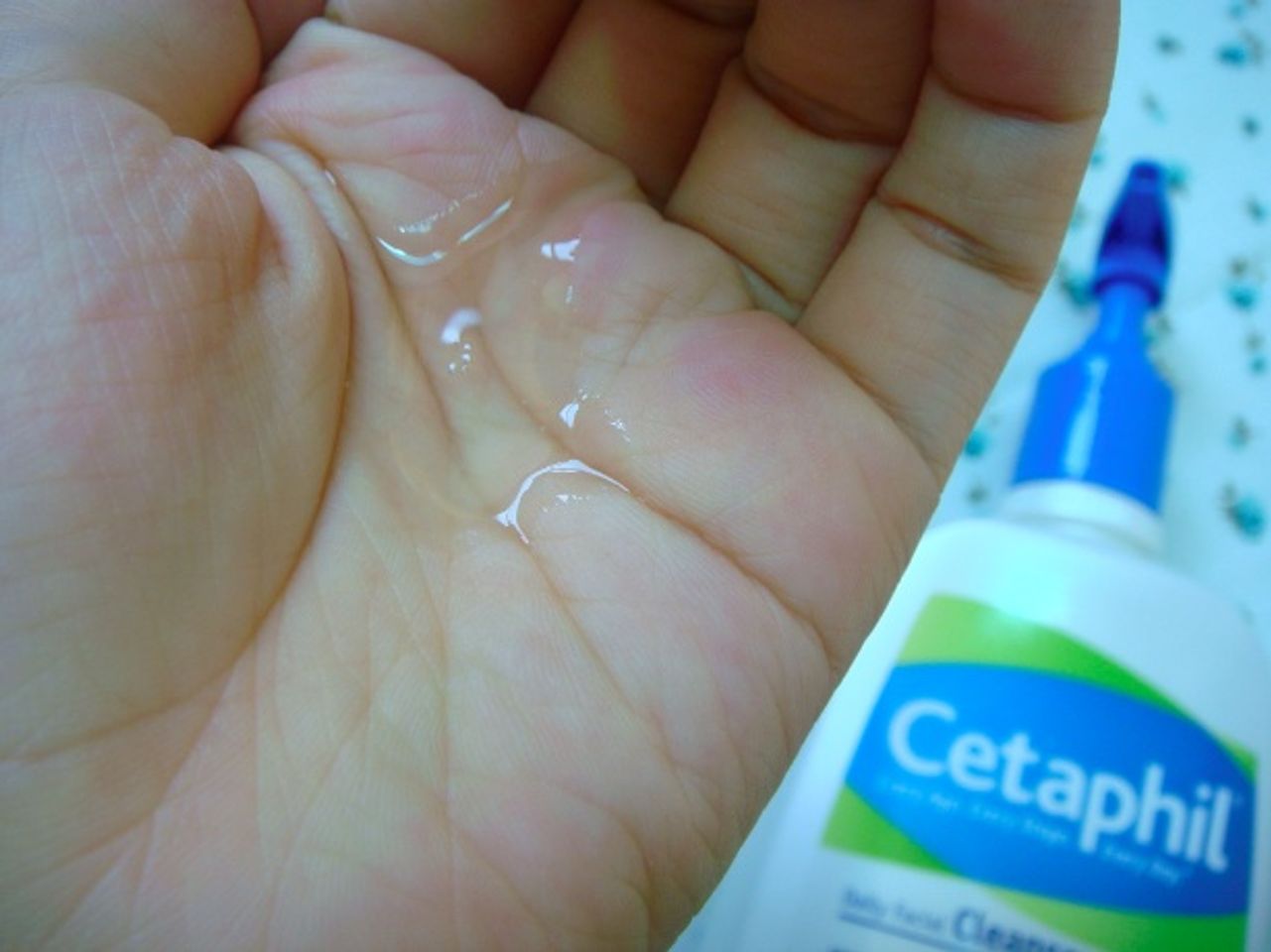 Sữa rửa mặt Cetaphil Daily Facial Cleanser dạng gel trong, không mùi nhẹ nhàng, không gây kích ứng da