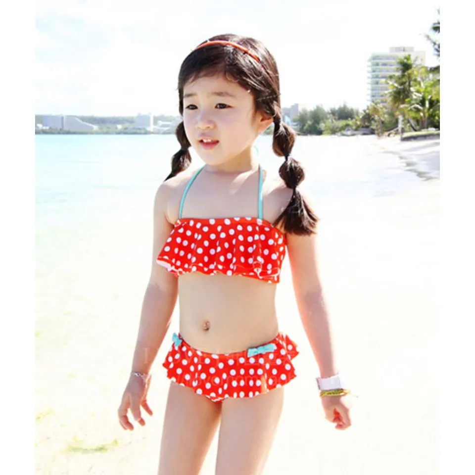 Bộ đồ bơi bé gái này có màu sắc tươi tắn cùng với họa tiết chấm bi cực dễ thương cho bé