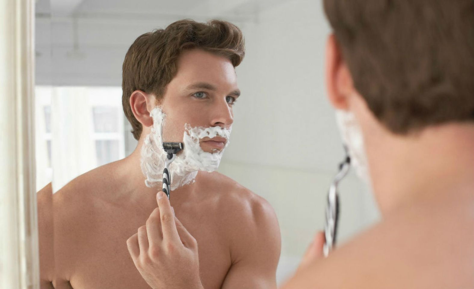 Kem cạo râu Neutrogena Men Sensitive Skin Shave Cream mang lại cảm giác sảng khoái dễ chịu cho phái mạnh