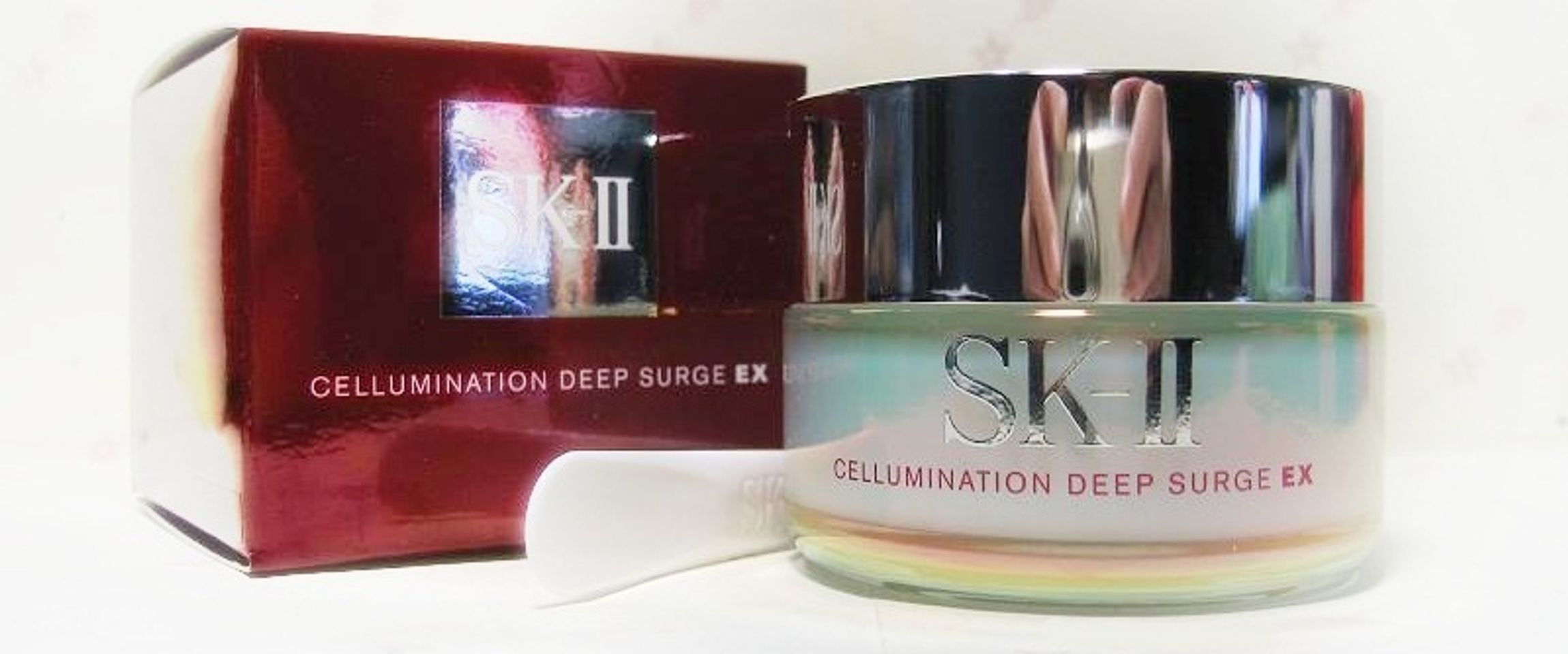 Kem dưỡng trắng da SK-II Cellumination Deep Surge EX giúp cung cấp độ ẩm sâu cho làn da mượt mà, trắng sáng