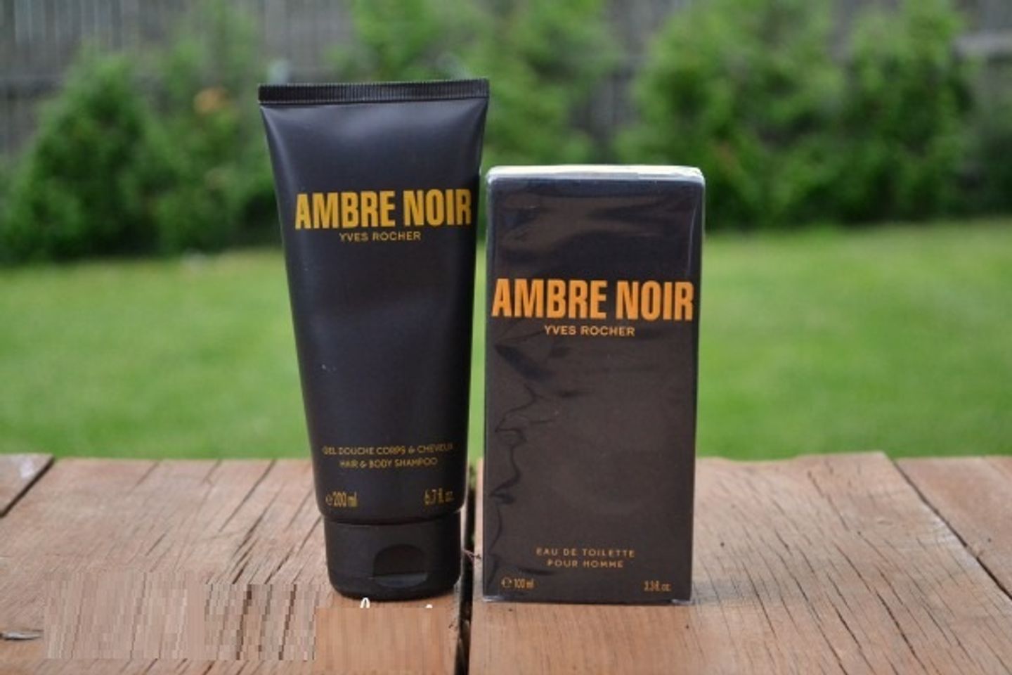 Sữa tắm cho nam Ambre Noir Hair & Body Shampoo mang đến hương thơm quyến rũ từ gỗ và hổ phách