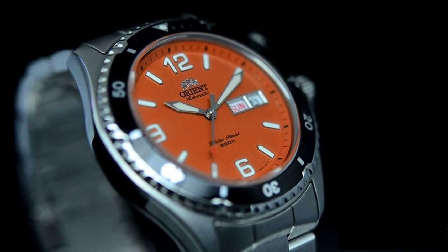 Vòng bezel của chiếc đồng hồ Orient Automatic được thiết kế răng cưa đầy mạnh mẽ, nam tính