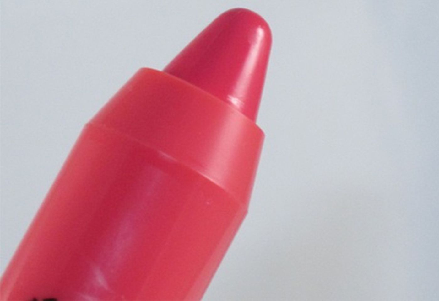 Son Nyx Simply Pink Lip Cream SP05 Xoxo có dạng bút chì tiện sử dụng