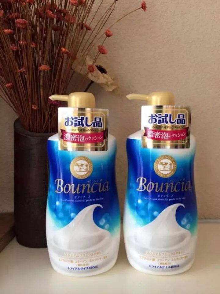Sữa tắm của Nhật Bouncia kết cấu dạng bọt bông mịn như kem giúp làm sạch bụi bẩn và dầu