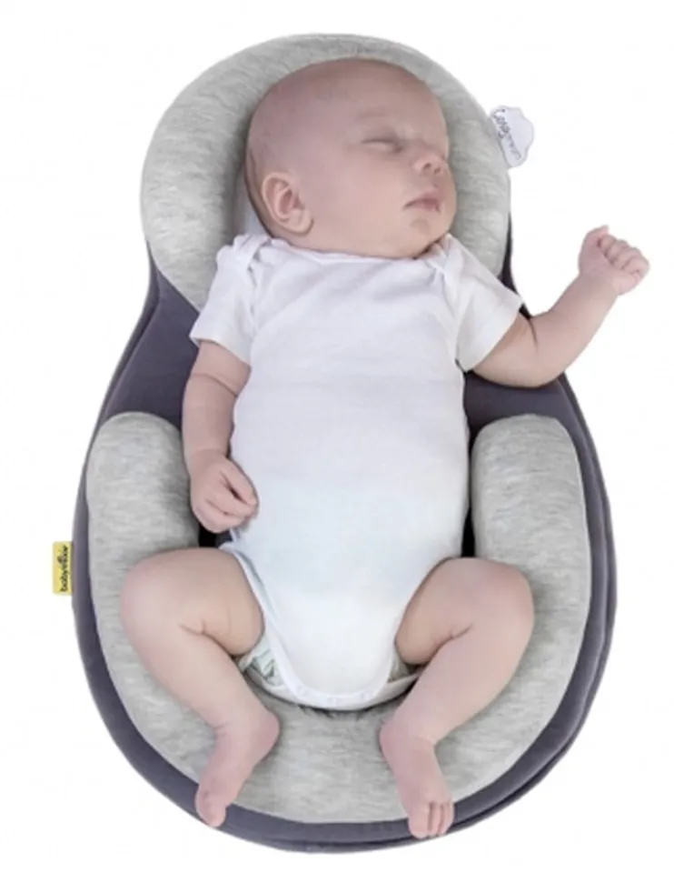 Babymoov có phần viền bảo vệ bao quanh đệm tạo ra một không gian cố định giúp bé nằm tư thế ngửa một cách an toàn & thoải mái