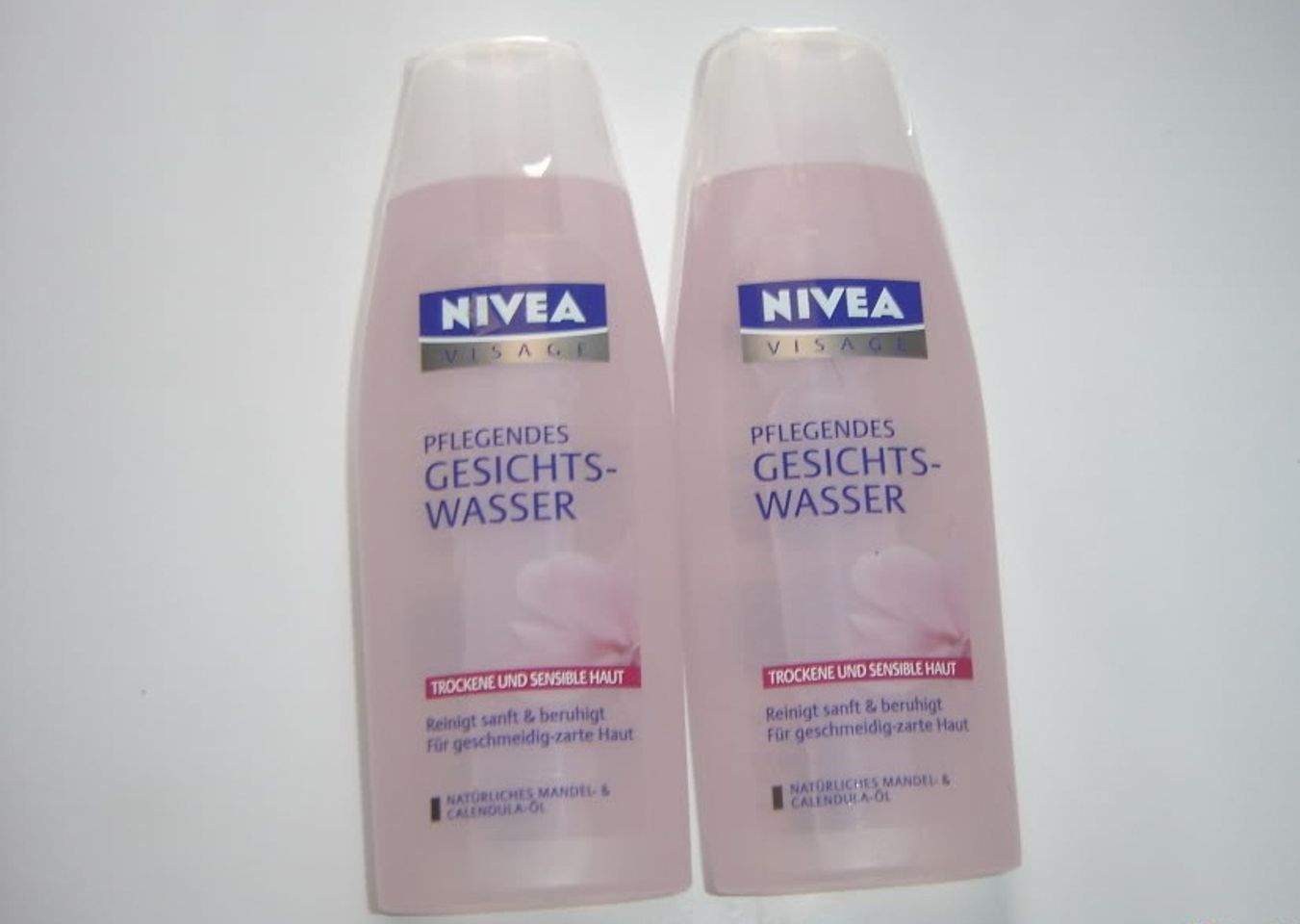 nước hoa hồng Nivea Visage màu hồng giúp se khít lỗ chân lông và cân bằng độ ẩm cho da