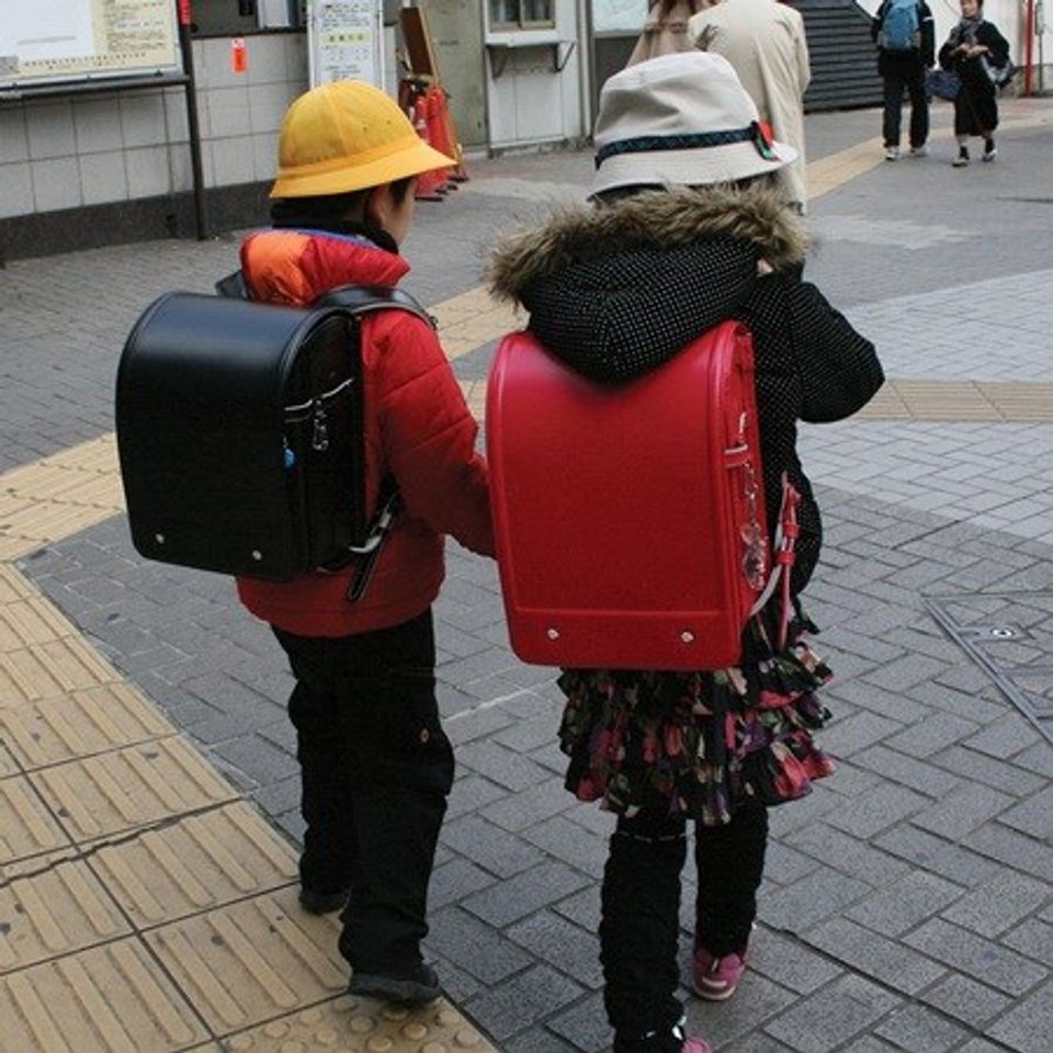 Cặp chống gù lưng Nhật Bản Randoseru là đồ dùng bắt buộc của học sinh Nhật Bản