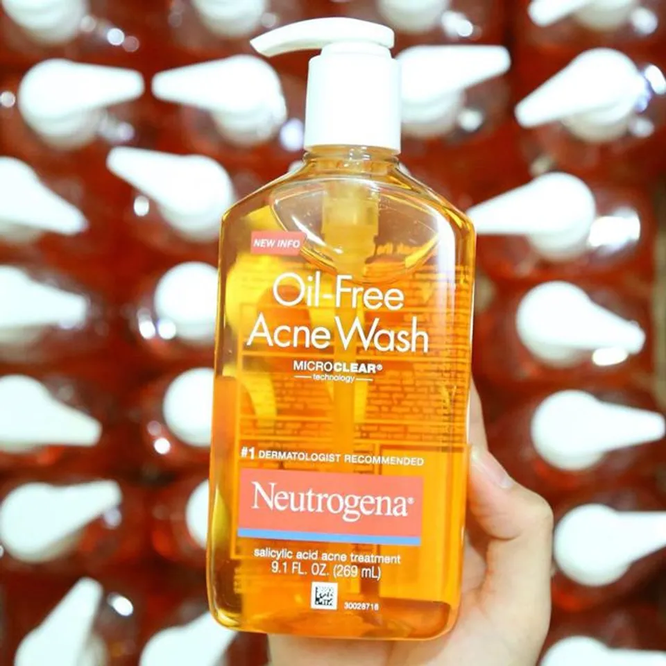 Sữa rửa mặt Neutrogena Oil-Free Acne Wash cho làn da mịn màng, sáng hồng.