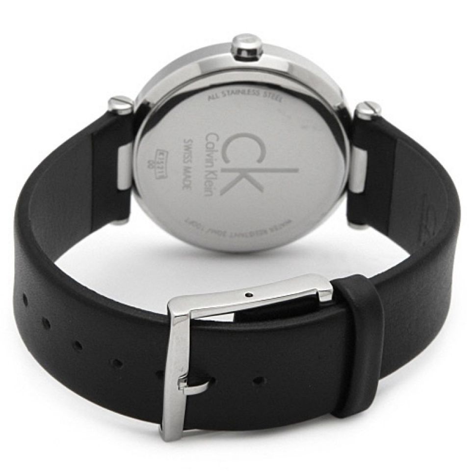 Chiếc đồng hồ Calvin Klein này sử dụng chất liệu dây da chính hãng mềm mại, thiết kế khóa gài chắc chắn
