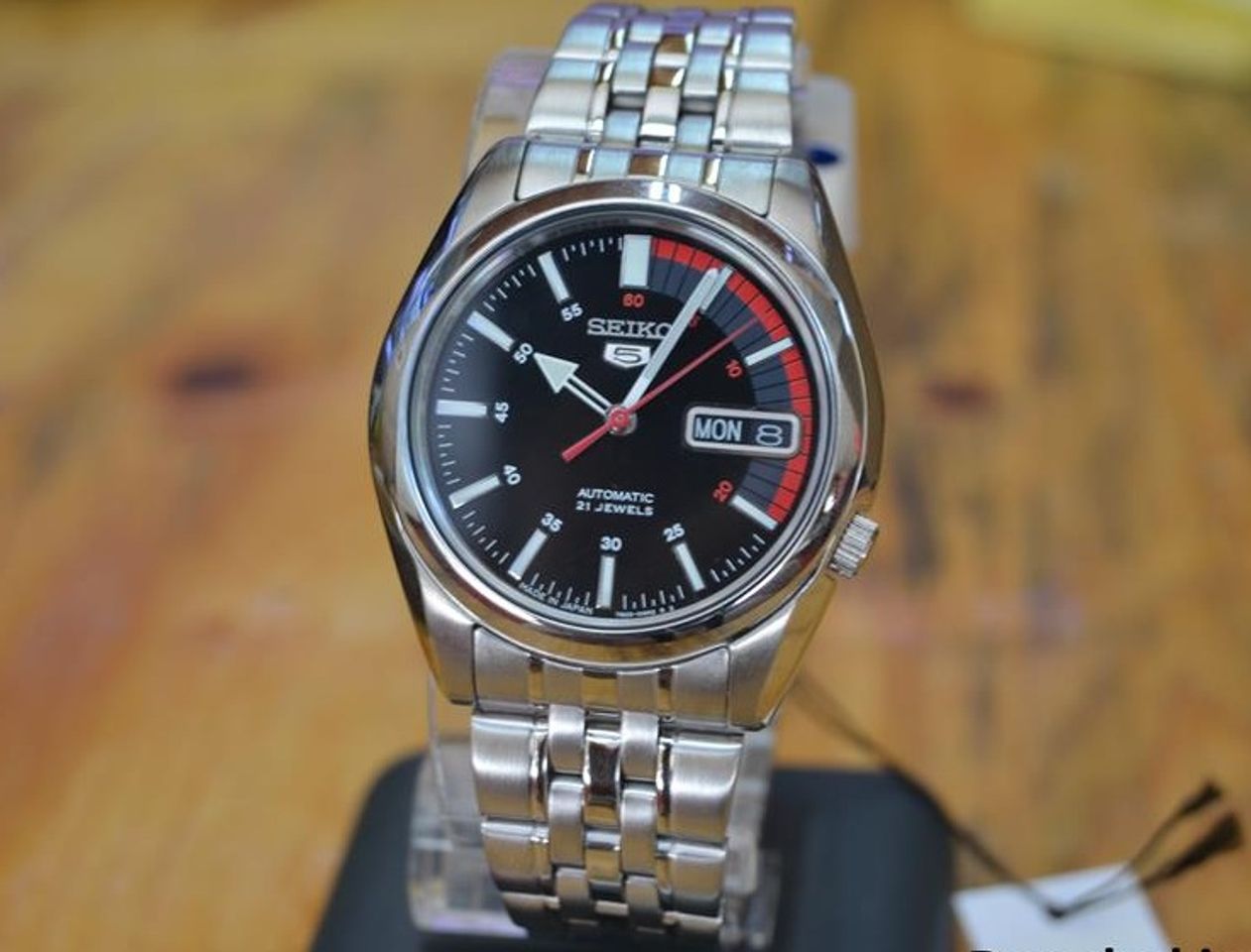 Chiếc đồng hồ Seiko này sử dụng bộ máy 7S26, 21 chân kính bền bỉ và chính xác
