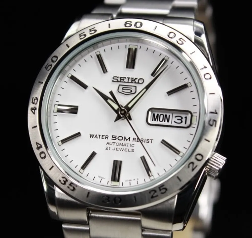Chiếc đồng hồ Seiko 5 này sử dụng bộ máy 7S26 với 21 chân kính hoạt động chính xác, bền bỉ