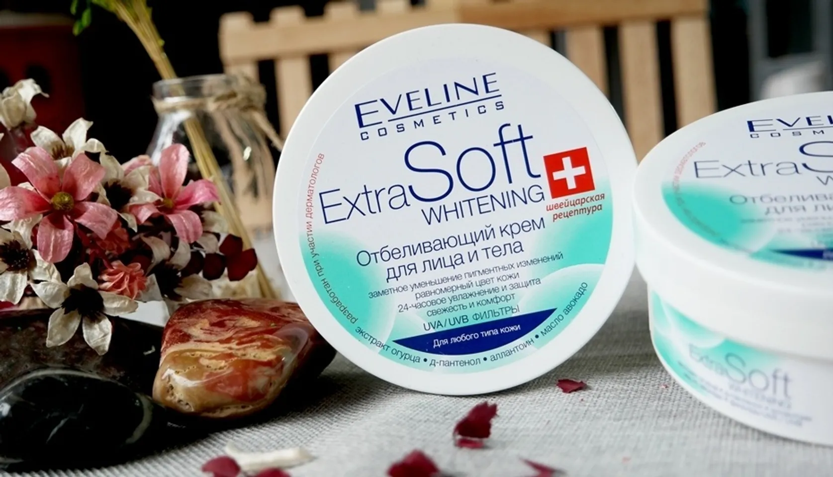 Kem dưỡng trắng da mặt và toàn thân Eveline Extra Soft được đặc chế theo công thức đặc biệt giúp làm sáng da mặt và body
