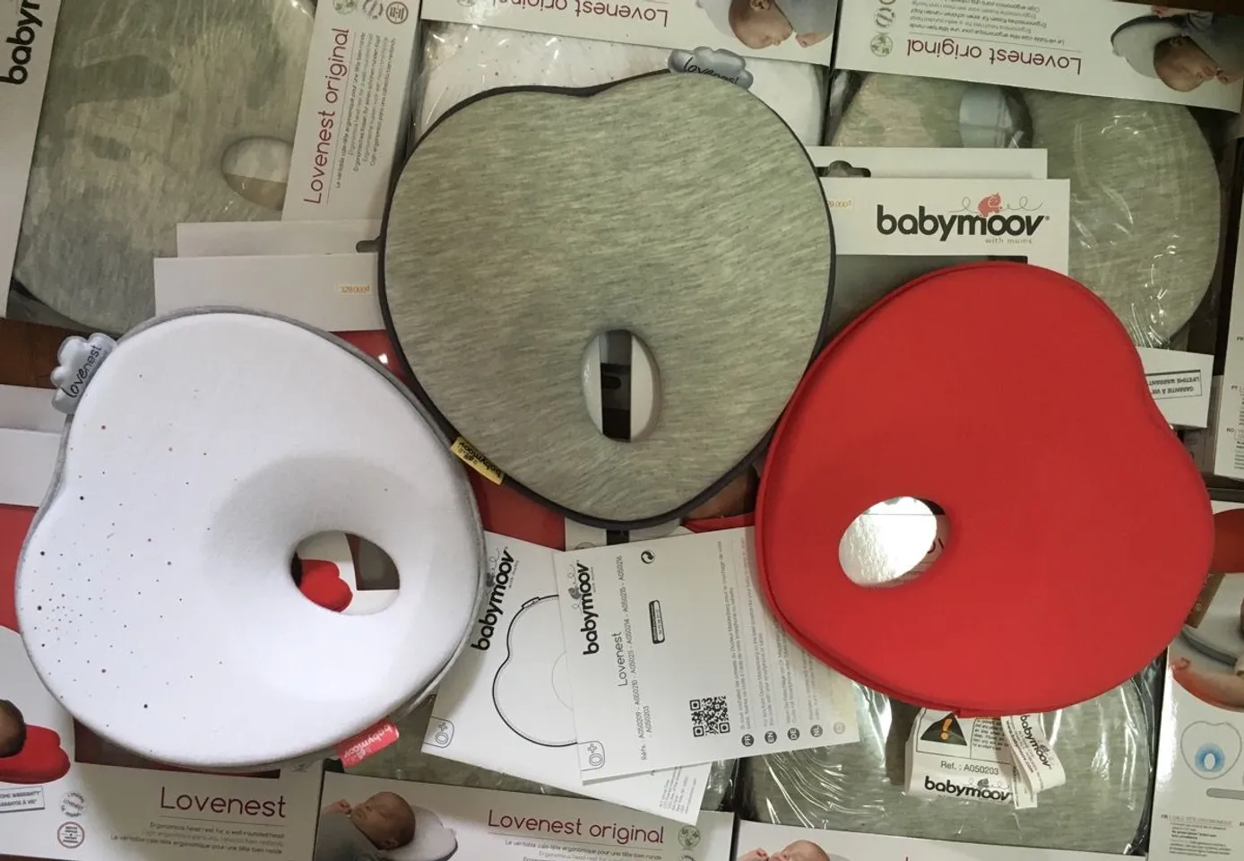 Gối chống bẹp đầu Babymoov hiện có 3 màu là trắng, ghi và đỏ