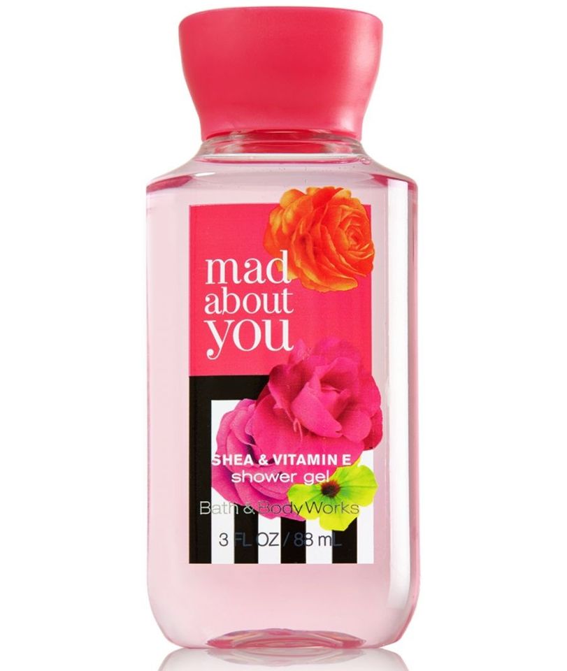 Sữa tắm Bath and Body Works màu hồng – hương hoa mẫu đơn, nho đen và khoắc hương trắng vô cùng quyến rũ và lộ cuốn