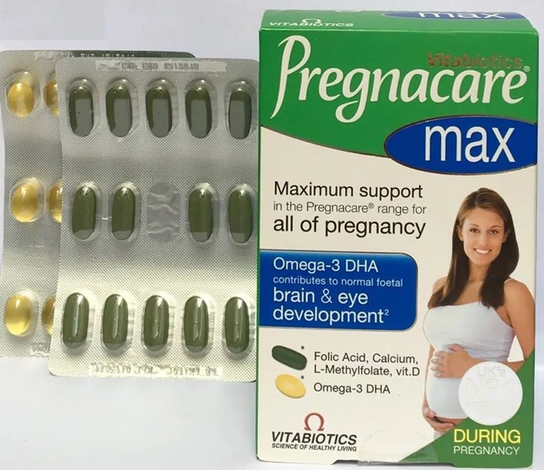 Vitamin bầu Pregnacare Max gồm 2 viên nang màu xanh và màu vàng giúp bổ sung dưỡng chất cần thiết cho bà bầu