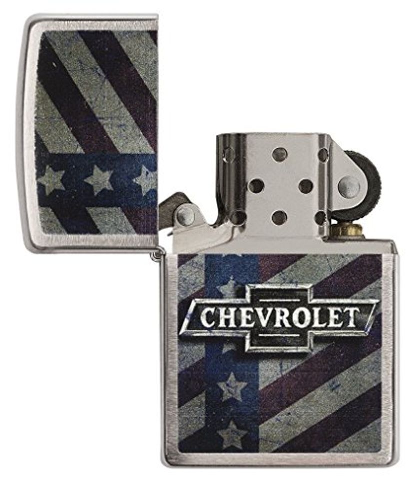 Với 2 biểu tượng logo Chevrolet in nổi trên nền lá cờ của nước Mỹ mang lại cho bật lửa Zippo 29148 một nét đẹp ấn tượng