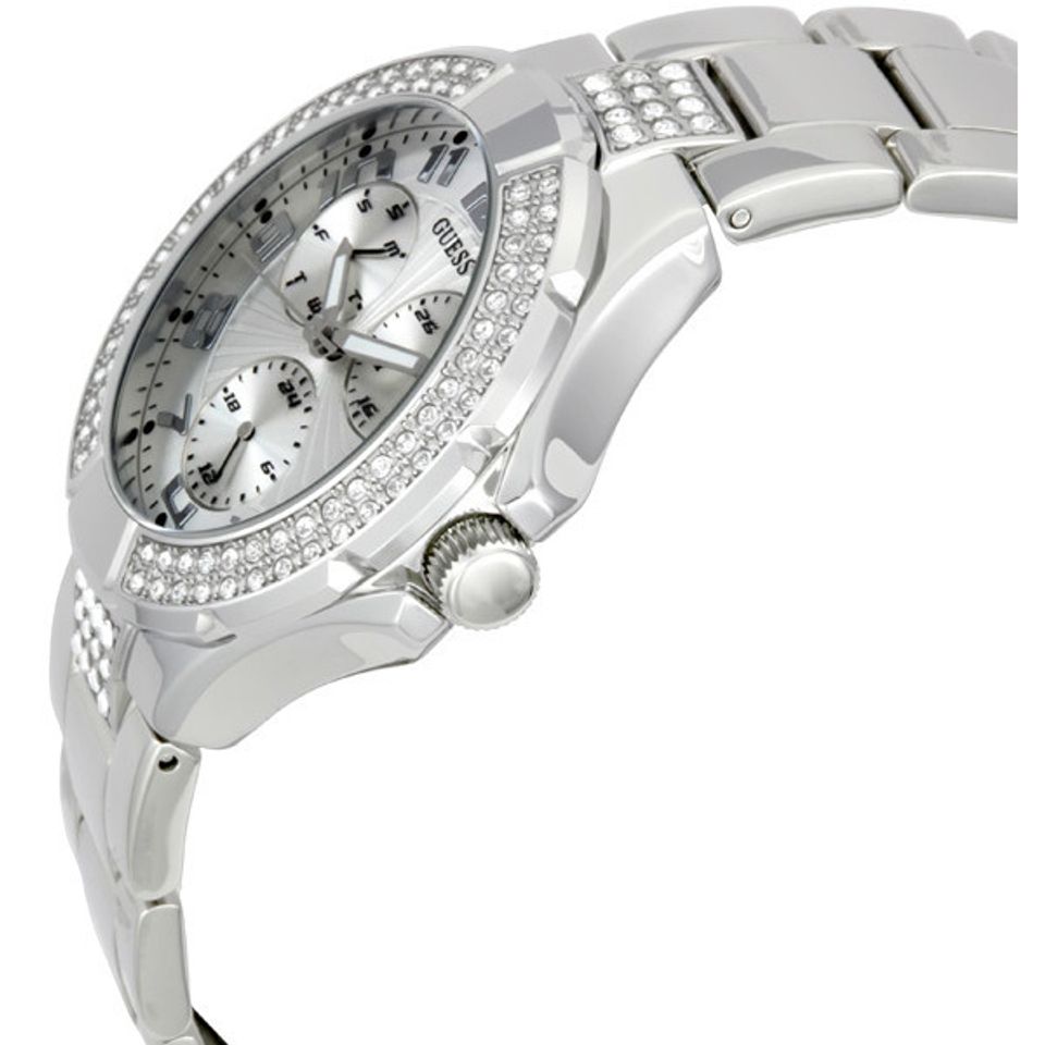 Tông màu bạc sáng bao trùm toàn bộ khiến chiếc đồng hồ trở nên sang trọng và tinh tế