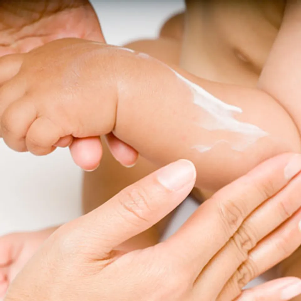 Bôi kem Dexeryl cho trẻ sơ sinh giúp bảo vệ da trẻ