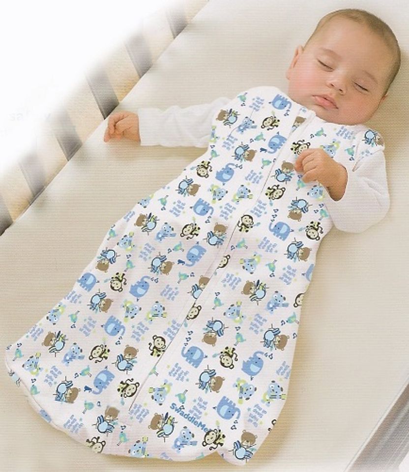 Túi ngủ có khóa kéo 2 đầu, giúp cho việc thay tã vào ban đêm dễ dàng hơn, đầu khóa kéo ở cổ được thiết kế để bảo vệ cằm của bé.