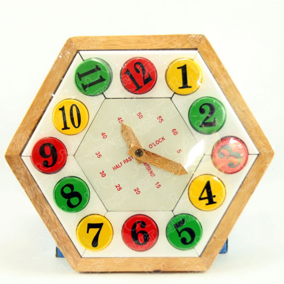 Đồng hồ được thiết kế có hình lục giác đều, bên trong có chứa các mảnh nhỏ là các hình thang cân, hình tròn có ghi các chữ số
