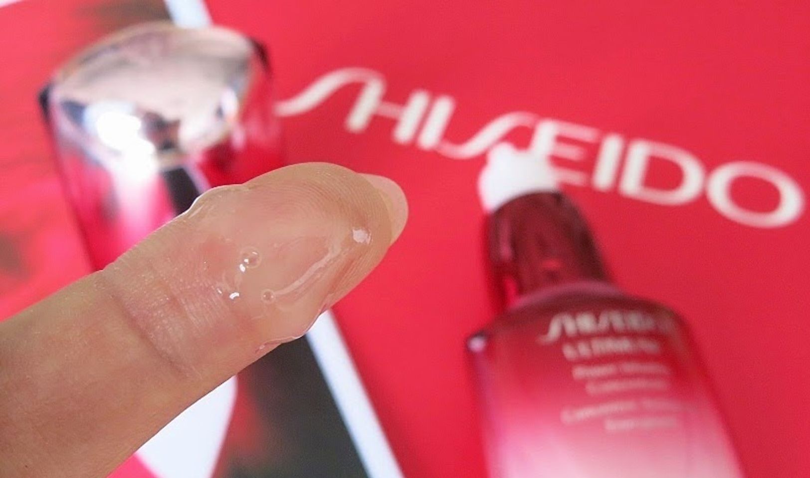 Kem dưỡng mắt Shiseido kết cấu Ultimune Eye không cô đặc và khó hòa tan, mà trở nên ẩm mượt khi thấm vào da